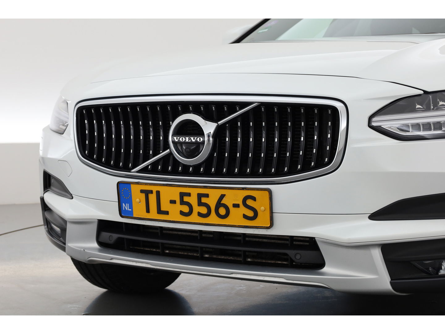 Volvo V90 Cross Country 2.0 T5 Pro | Luchtvering Four-C | Massage | Trekhaak | Pano | Head up | 360 Camera | Blis | Memory |