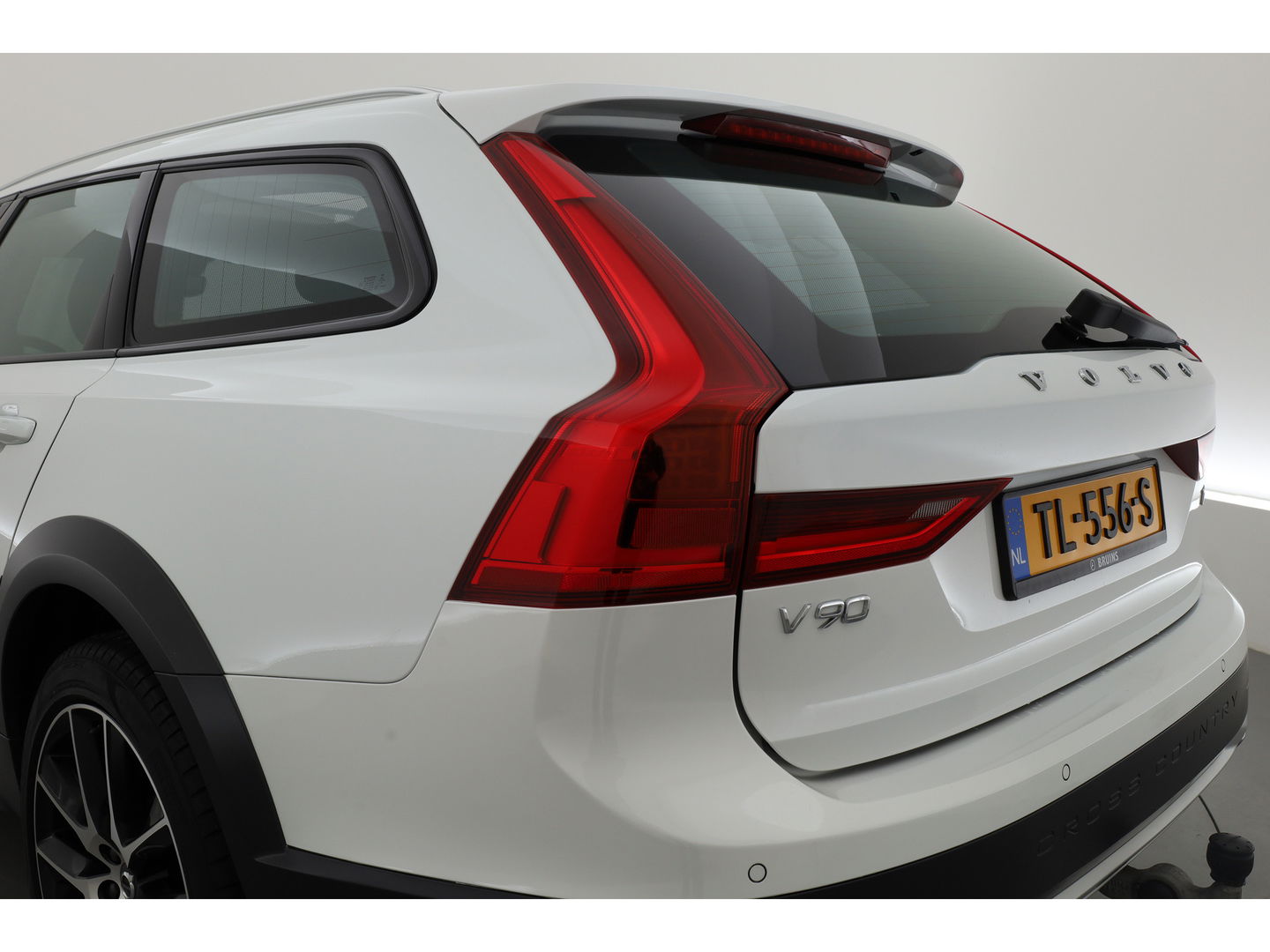 Volvo V90 Cross Country 2.0 T5 Pro | Luchtvering Four-C | Massage | Trekhaak | Pano | Head up | 360 Camera | Blis | Memory |