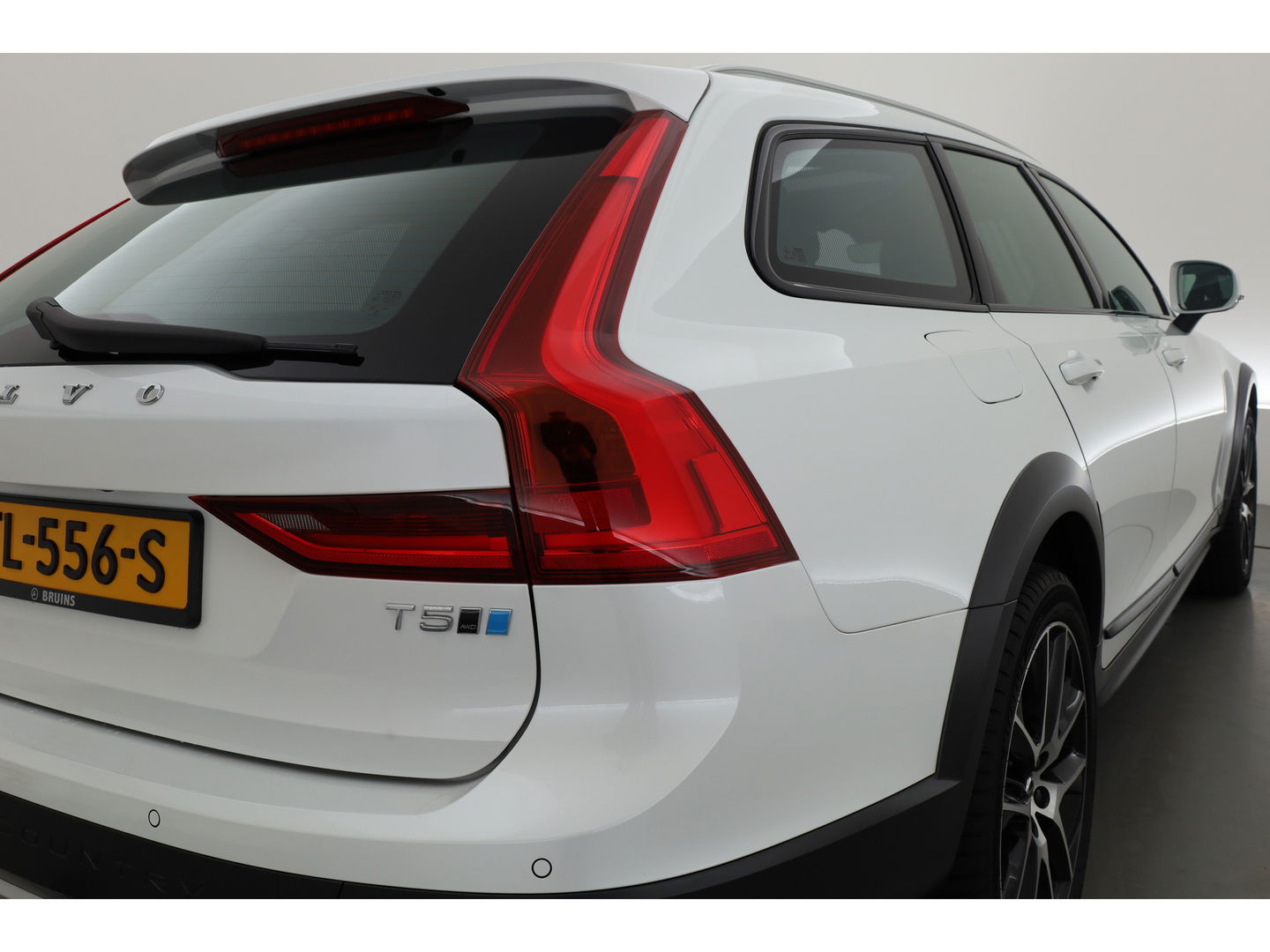 Volvo V90 Cross Country 2.0 T5 Pro | Luchtvering Four-C | Massage | Trekhaak | Pano | Head up | 360 Camera | Blis | Memory |