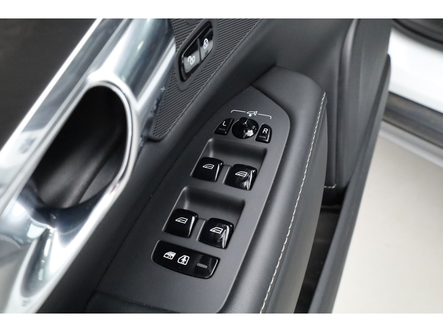 Volvo V90 Cross Country 2.0 T5 Pro | Luchtvering Four-C | Massage | Trekhaak | Pano | Head up | 360 Camera | Blis | Memory |