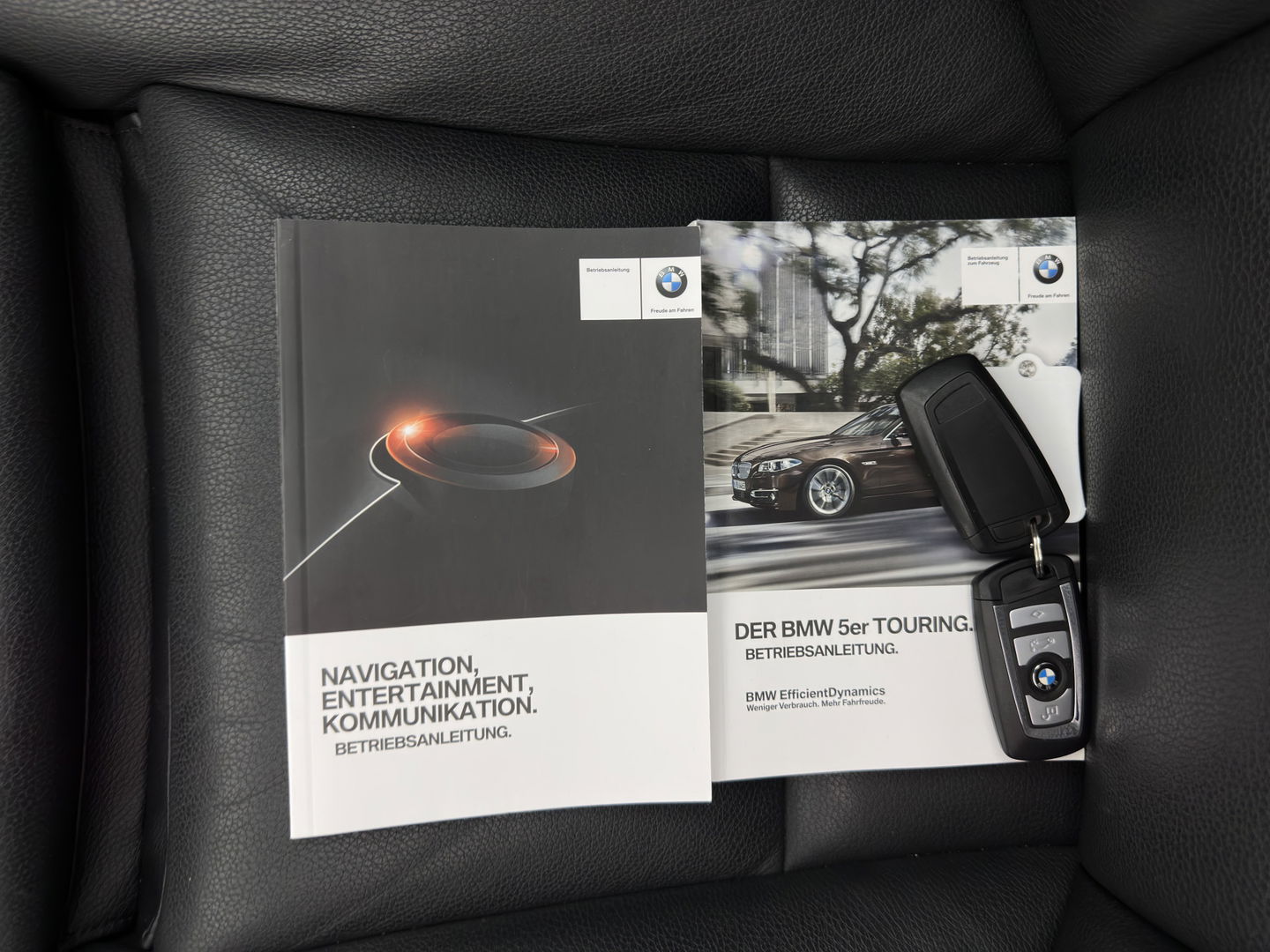 BMW 5 Serie Touring 525d High Executive Luxury-Line Aut.*PANO | LEATHER | BI-XENON | DIGI-COCKPIT | HARMAN/KARDON | MEMORY-PACK | HEATED-COMFORTSEATS | NAVI-FULLMAP | ECC | PRIVACYGLASS | CAMERA | LANEASSIST | PDC | TOWBAR | 18"ALU*