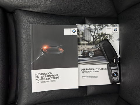 BMW 5 Serie Touring 525d High Executive Luxury-Line Aut.*PANO | LEATHER | BI-XENON | DIGI-COCKPIT | HARMAN/KARDON | MEMORY-PACK | HEATED-COMFORTSEATS | NAVI-FULLMAP | ECC | PRIVACYGLASS | CAMERA | LANEASSIST | PDC | TOWBAR | 18"ALU*