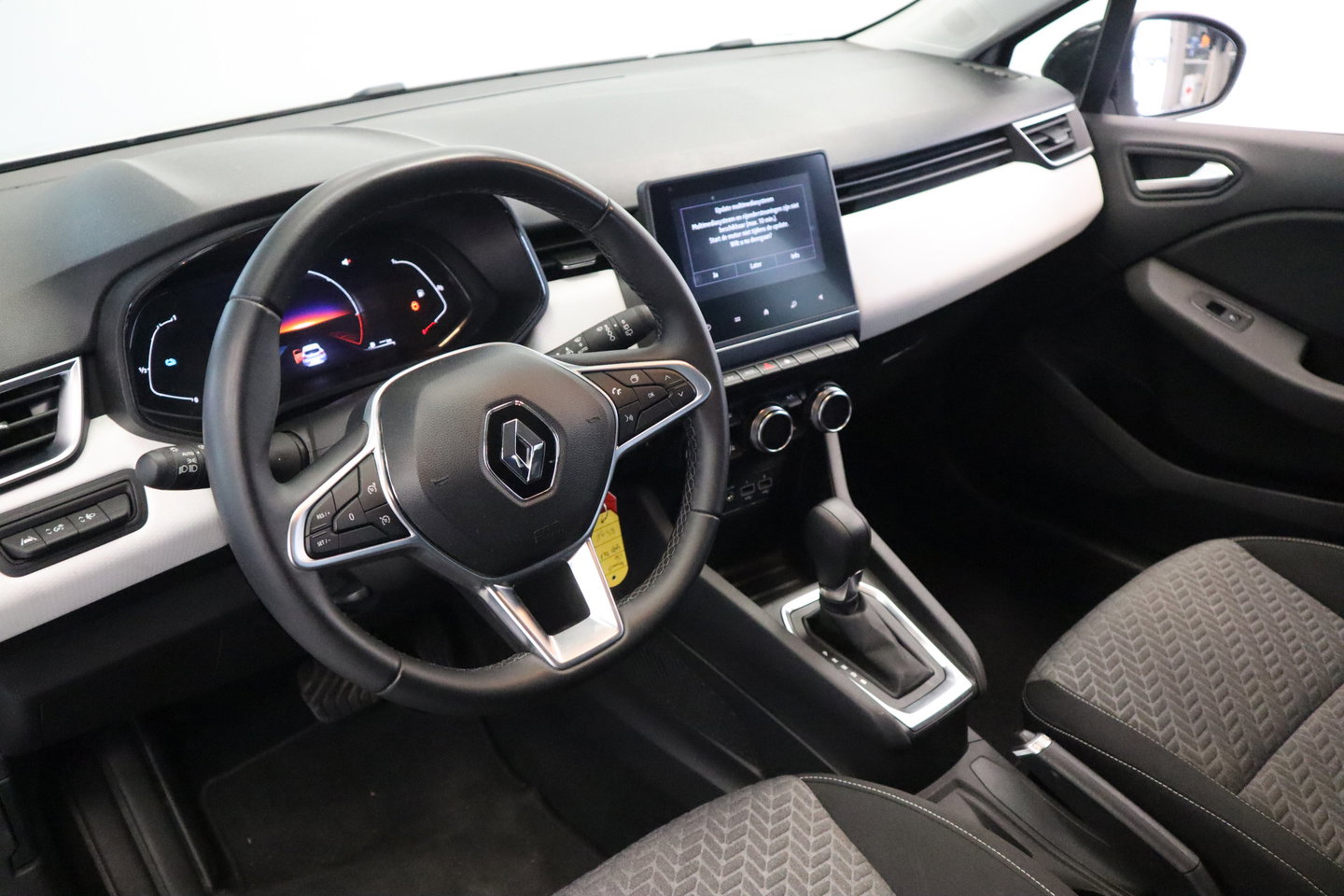 Renault Clio 1.6 E-Tech Hybrid 145 Evolution Navigatie Full-led PDC 24 Maanden garantie* (Vraag naar de voorwaarden)