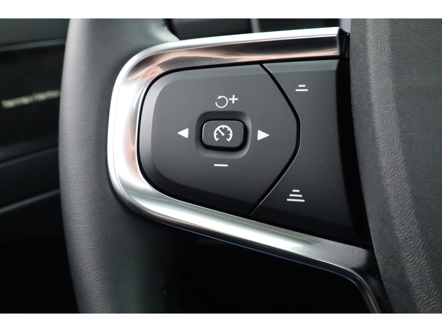 Volvo XC40 1.5 T4 Plug-in hybrid Ultimate Dark | Pano-dak | Leder | 360 camera | Voorruitverw. | Adap. Cruise | Blis | H&K audio |