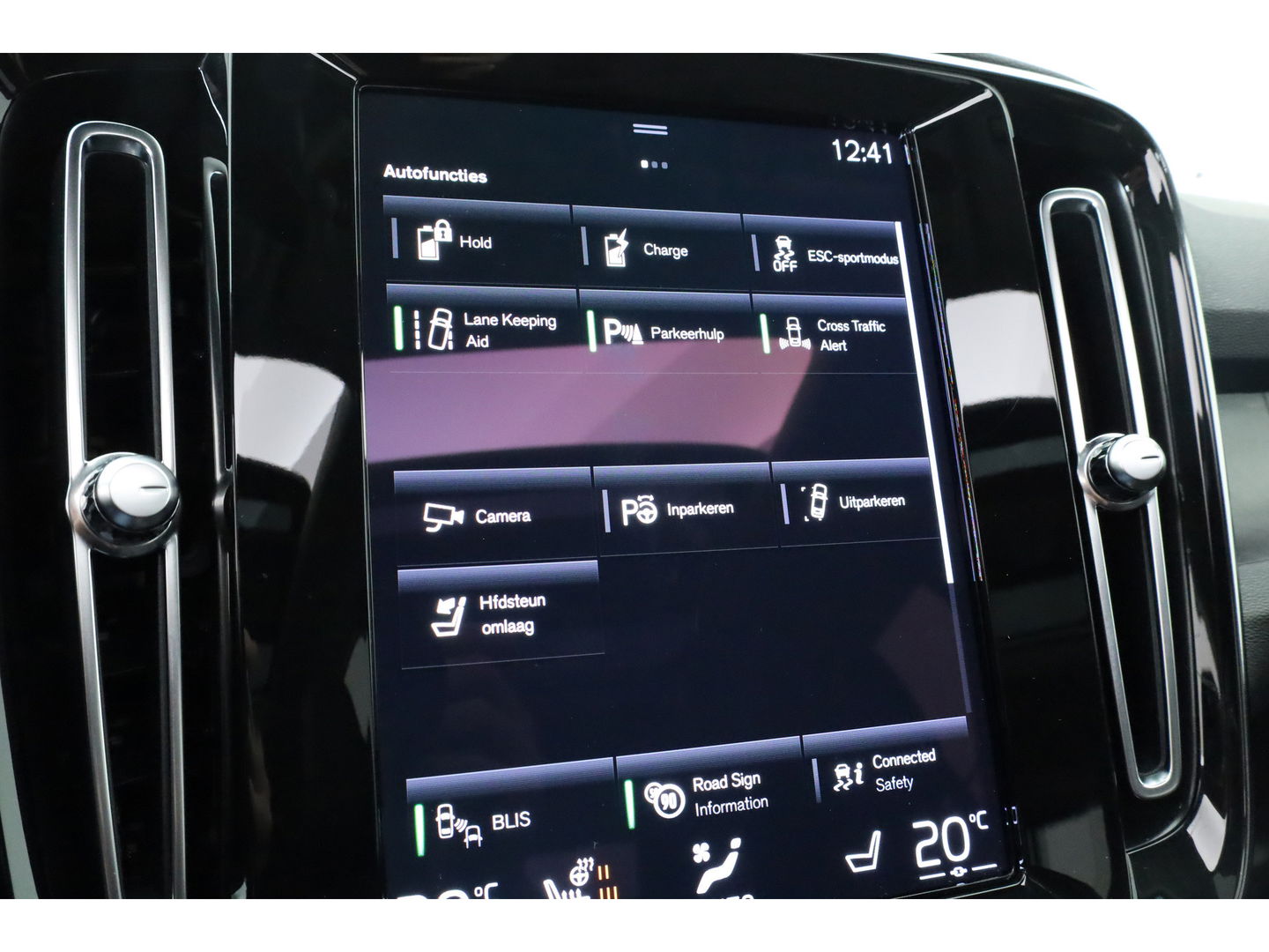 Volvo XC40 1.5 T4 Plug-in hybrid Ultimate Dark | Pano-dak | Leder | 360 camera | Voorruitverw. | Adap. Cruise | Blis | H&K audio |