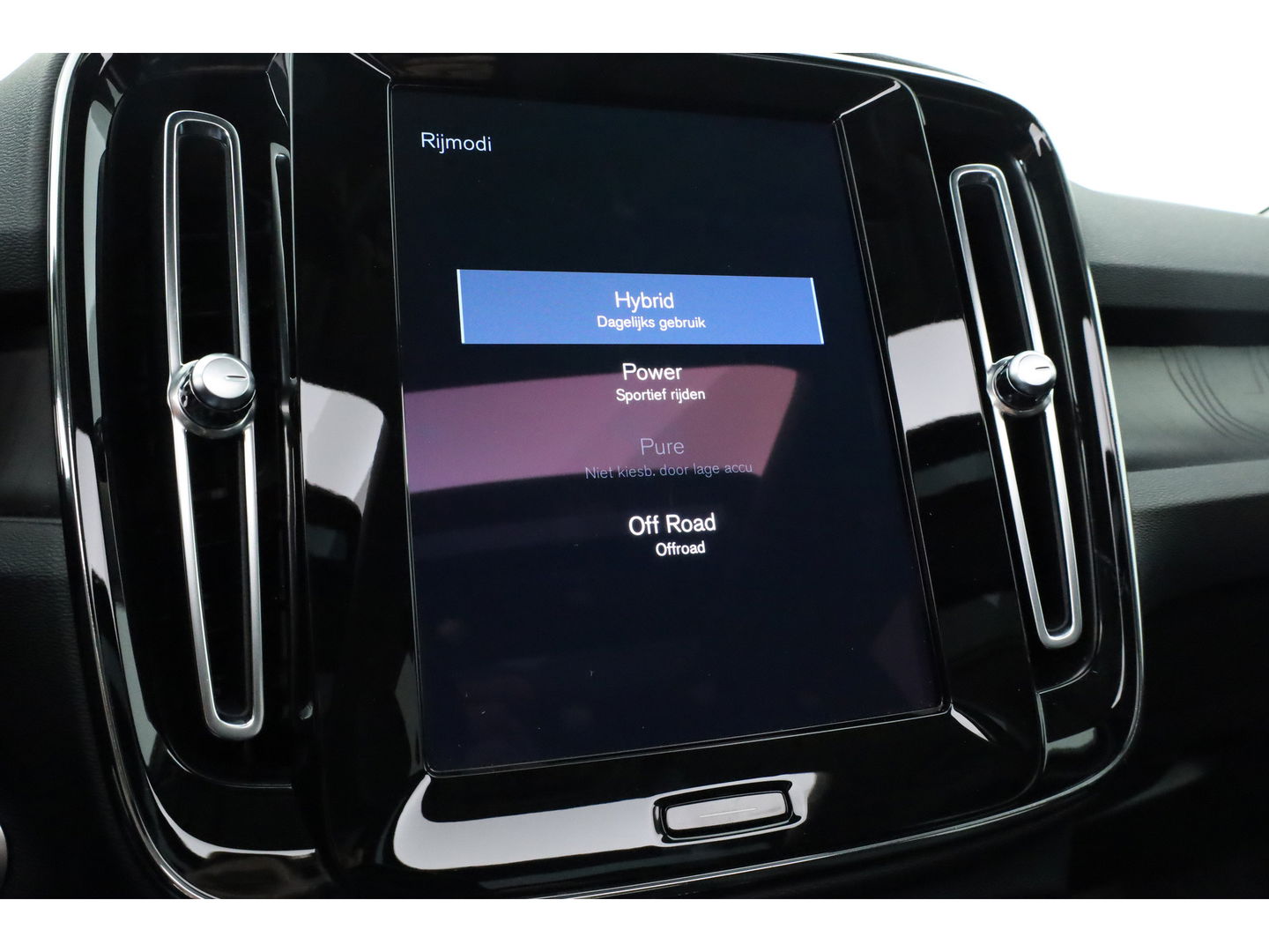 Volvo XC40 1.5 T4 Plug-in hybrid Ultimate Dark | Pano-dak | Leder | 360 camera | Voorruitverw. | Adap. Cruise | Blis | H&K audio |