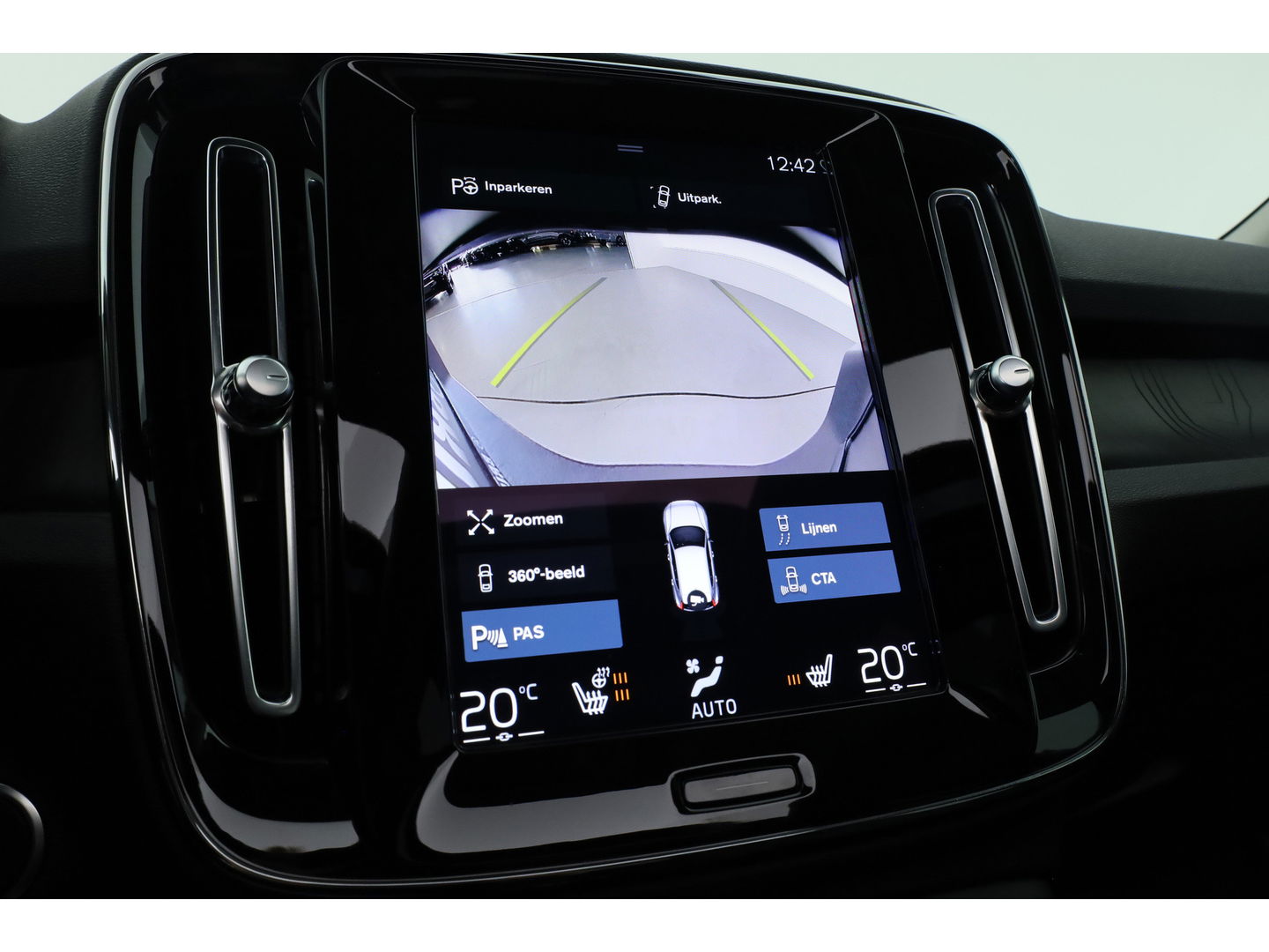 Volvo XC40 1.5 T4 Plug-in hybrid Ultimate Dark | Pano-dak | Leder | 360 camera | Voorruitverw. | Adap. Cruise | Blis | H&K audio |