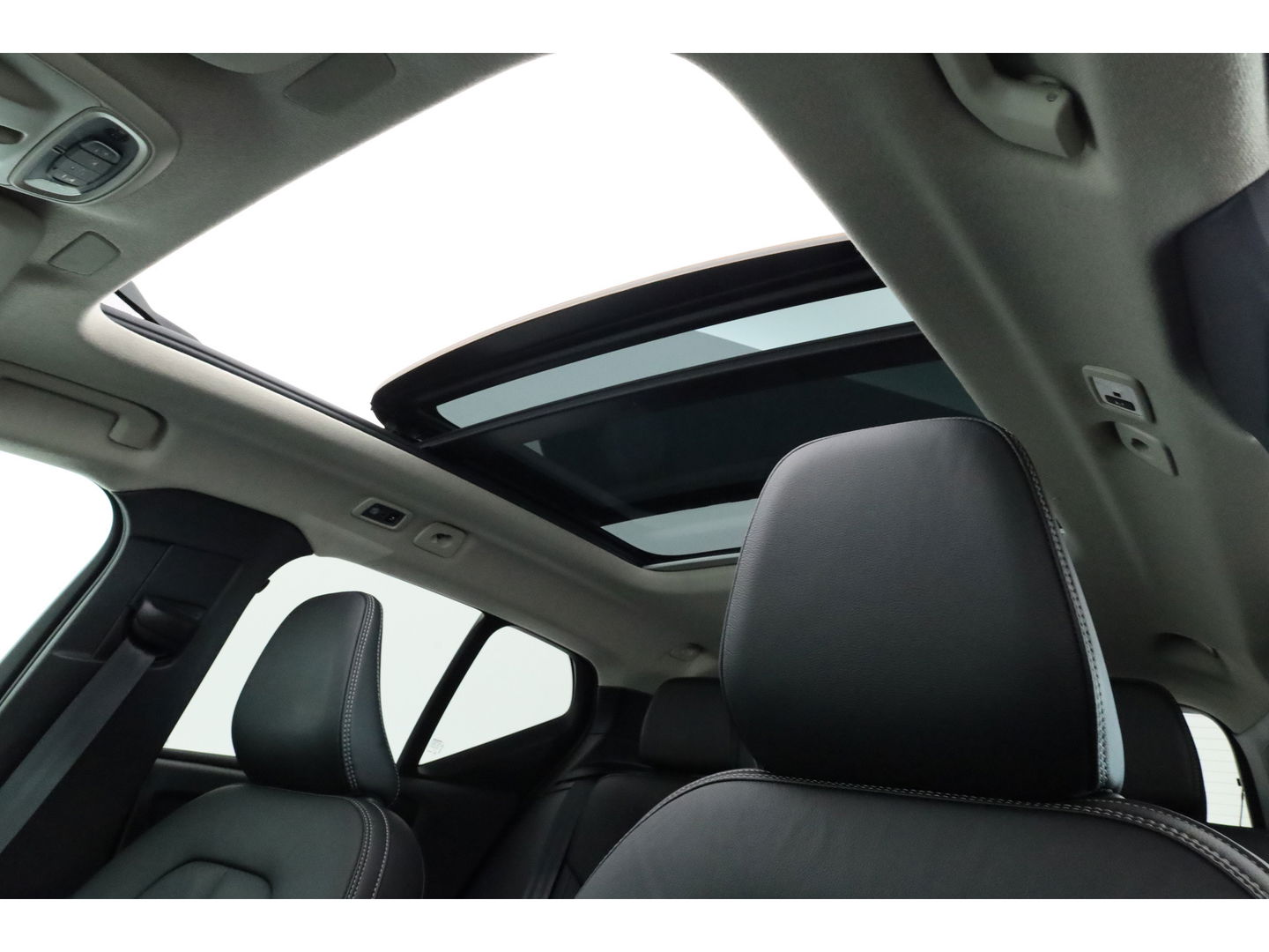 Volvo XC40 1.5 T4 Plug-in hybrid Ultimate Dark | Pano-dak | Leder | 360 camera | Voorruitverw. | Adap. Cruise | Blis | H&K audio |