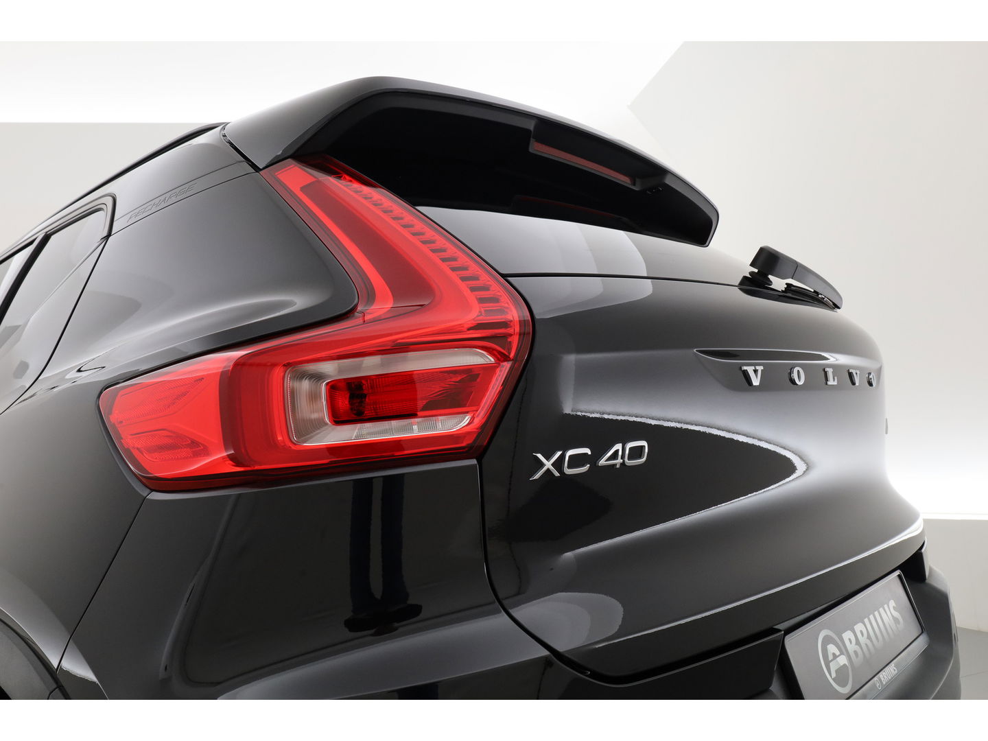 Volvo XC40 1.5 T4 Plug-in hybrid Ultimate Dark | Pano-dak | Leder | 360 camera | Voorruitverw. | Adap. Cruise | Blis | H&K audio |