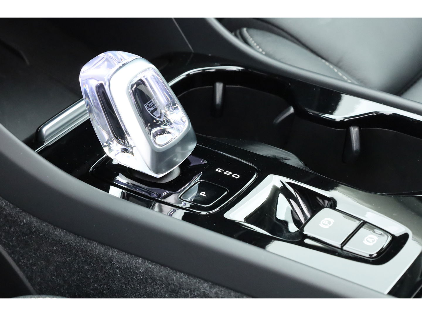 Volvo XC40 1.5 T4 Plug-in hybrid Ultimate Dark | Pano-dak | Leder | 360 camera | Voorruitverw. | Adap. Cruise | Blis | H&K audio |