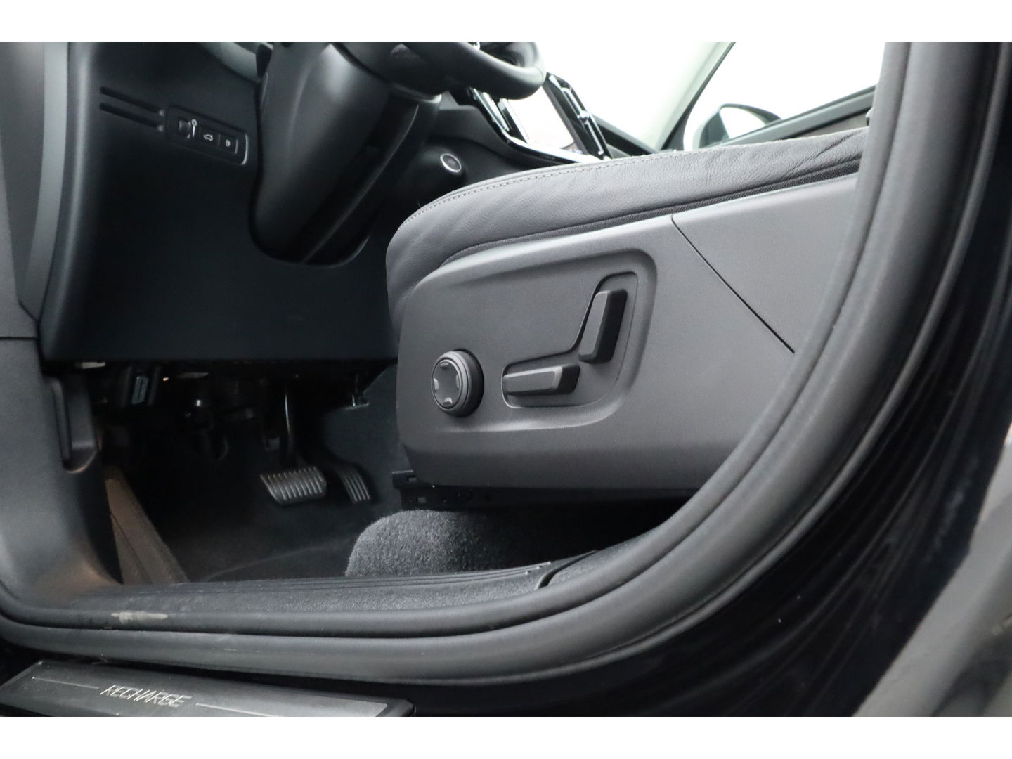 Volvo XC40 1.5 T4 Plug-in hybrid Ultimate Dark | Pano-dak | Leder | 360 camera | Voorruitverw. | Adap. Cruise | Blis | H&K audio |