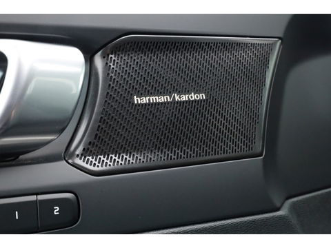 Volvo XC40 1.5 T4 Plug-in hybrid Ultimate Dark | Pano-dak | Leder | 360 camera | Voorruitverw. | Adap. Cruise | Blis | H&K audio |