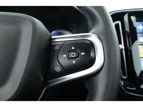 Volvo XC40 1.5 T5 Plug-in hybrid Ultimate Dark | Pano-dak | 360 camera | ACC | Blis | H&K Audio | Voorruitverw. | Sportstoelen |