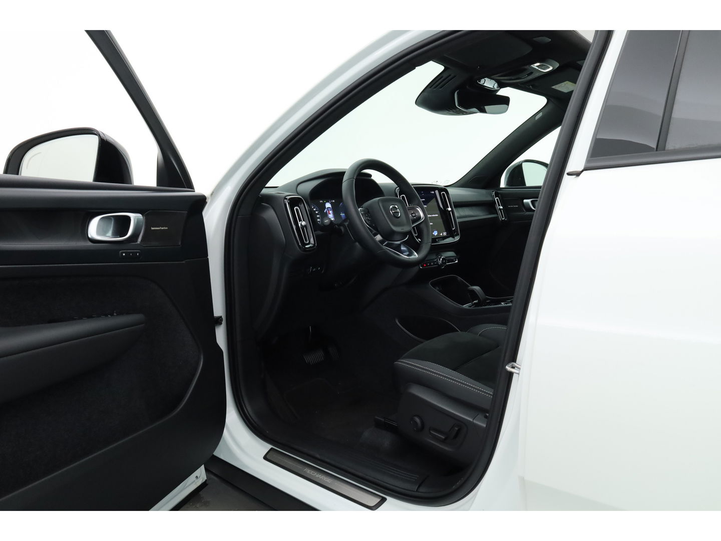 Volvo XC40 1.5 T5 Plug-in hybrid Ultimate Dark | Pano-dak | 360 camera | ACC | Blis | H&K Audio | Voorruitverw. | Sportstoelen |