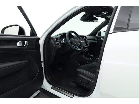 Volvo XC40 1.5 T5 Plug-in hybrid Ultimate Dark | Pano-dak | 360 camera | ACC | Blis | H&K Audio | Voorruitverw. | Sportstoelen |