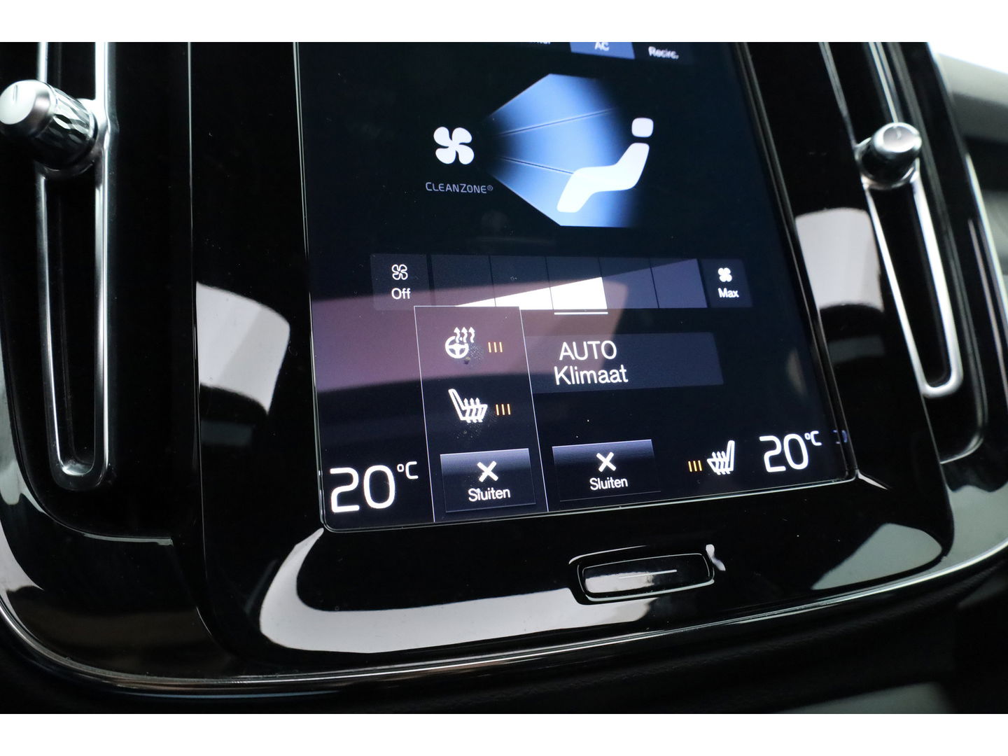 Volvo XC40 1.5 T5 Plug-in hybrid Ultimate Dark | Pano-dak | 360 camera | ACC | Blis | H&K Audio | Voorruitverw. | Sportstoelen |