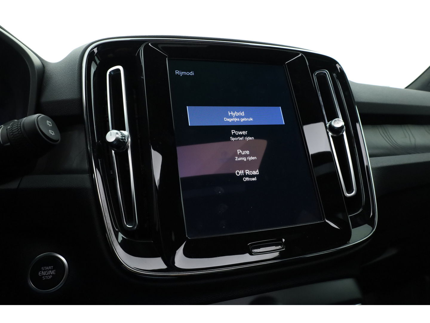 Volvo XC40 1.5 T5 Plug-in hybrid Ultimate Dark | Pano-dak | 360 camera | ACC | Blis | H&K Audio | Voorruitverw. | Sportstoelen |