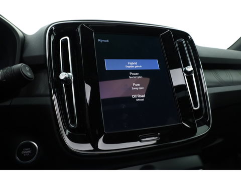 Volvo XC40 1.5 T5 Plug-in hybrid Ultimate Dark | Pano-dak | 360 camera | ACC | Blis | H&K Audio | Voorruitverw. | Sportstoelen |