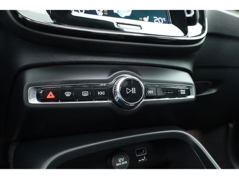 Volvo XC40 1.5 T5 Plug-in hybrid Ultimate Dark | Pano-dak | 360 camera | ACC | Blis | H&K Audio | Voorruitverw. | Sportstoelen |