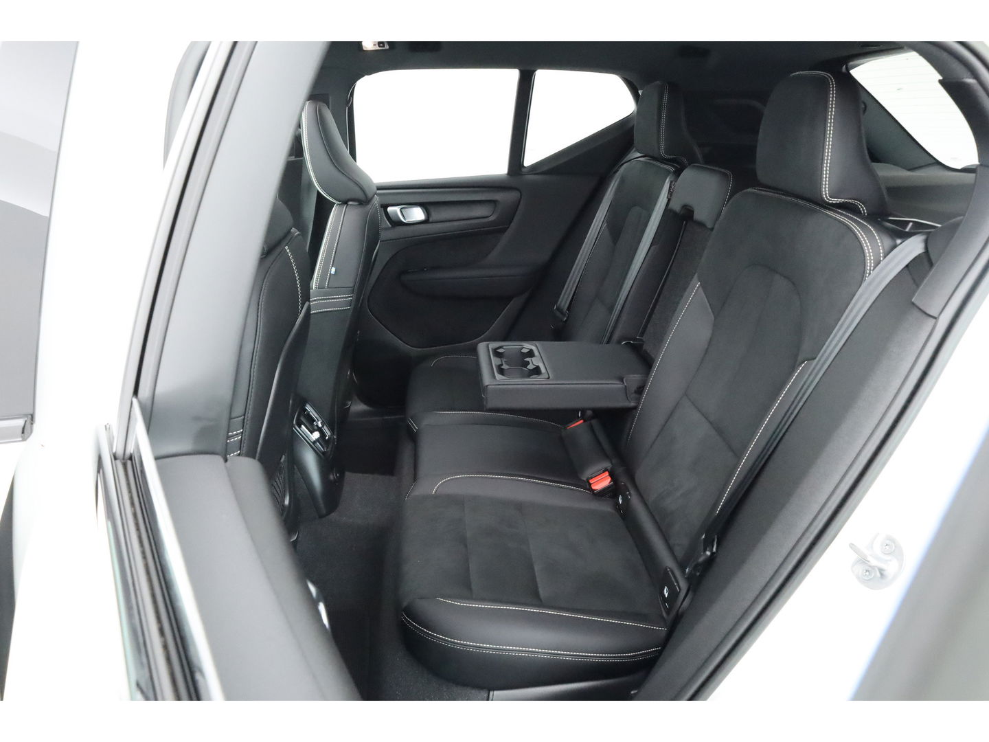 Volvo XC40 1.5 T5 Plug-in hybrid Ultimate Dark | Pano-dak | 360 camera | ACC | Blis | H&K Audio | Voorruitverw. | Sportstoelen |