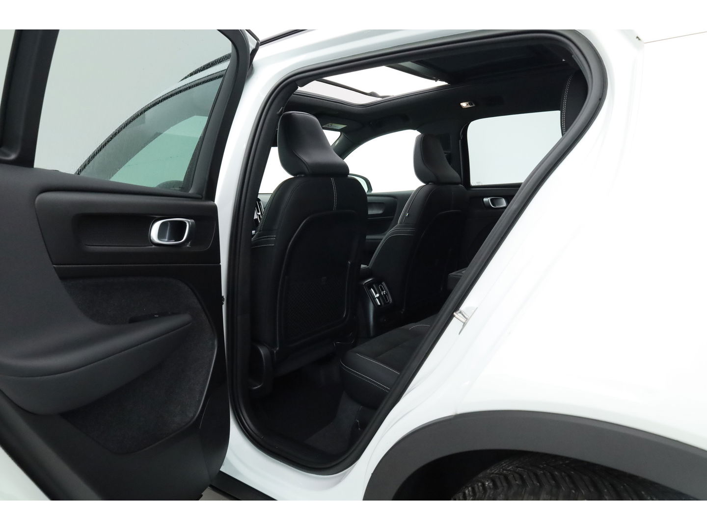 Volvo XC40 1.5 T5 Plug-in hybrid Ultimate Dark | Pano-dak | 360 camera | ACC | Blis | H&K Audio | Voorruitverw. | Sportstoelen |