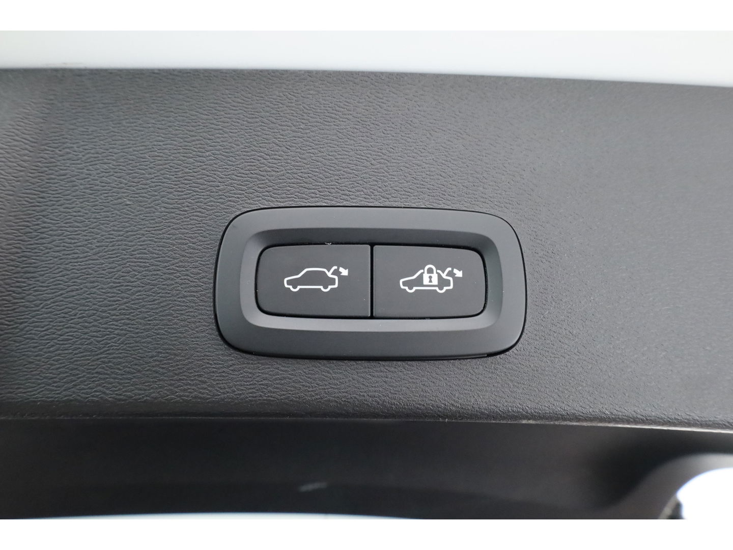 Volvo XC40 1.5 T5 Plug-in hybrid Ultimate Dark | Pano-dak | 360 camera | ACC | Blis | H&K Audio | Voorruitverw. | Sportstoelen |