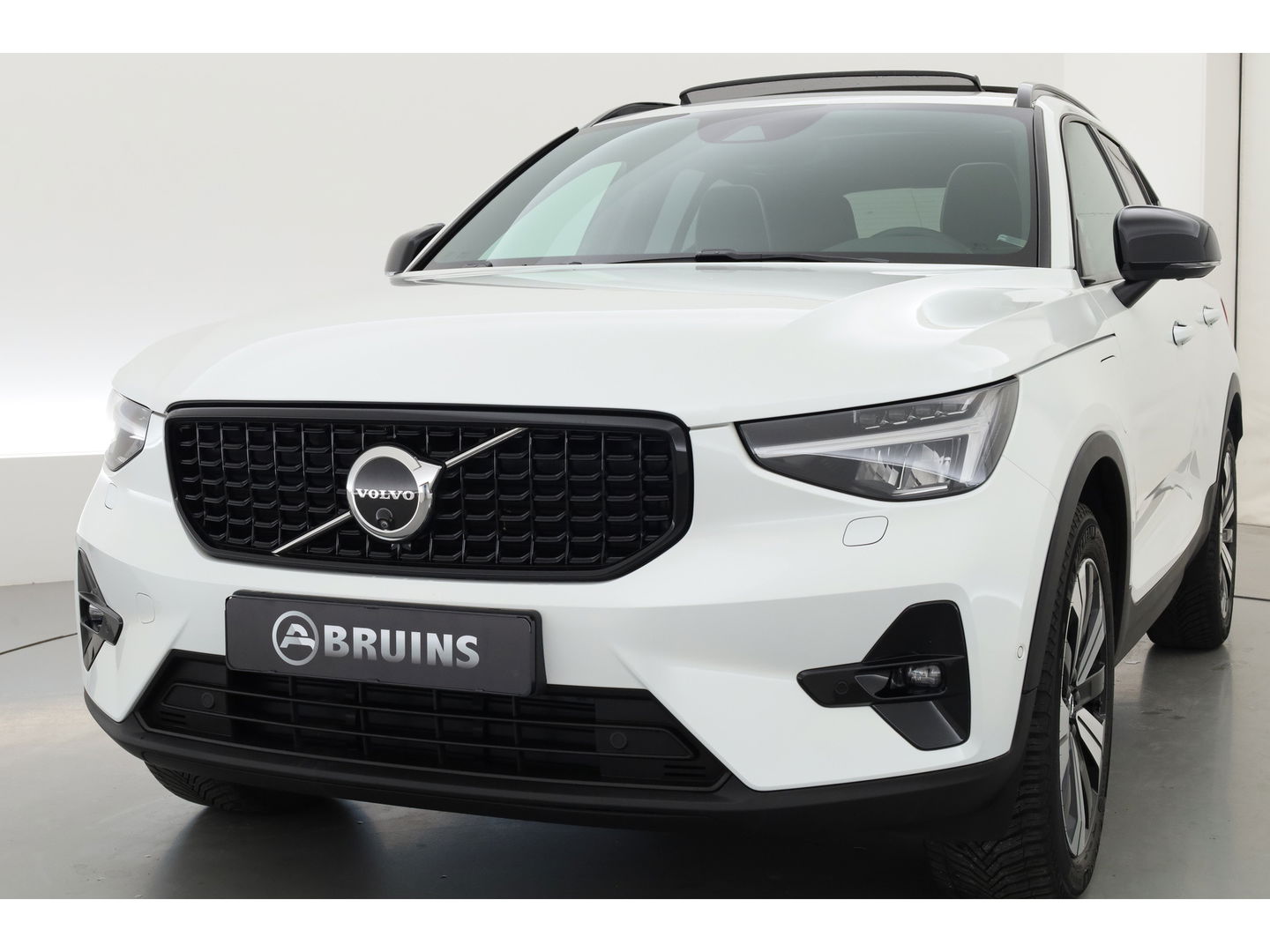 Volvo XC40 1.5 T5 Plug-in hybrid Ultimate Dark | Pano-dak | 360 camera | ACC | Blis | H&K Audio | Voorruitverw. | Sportstoelen |