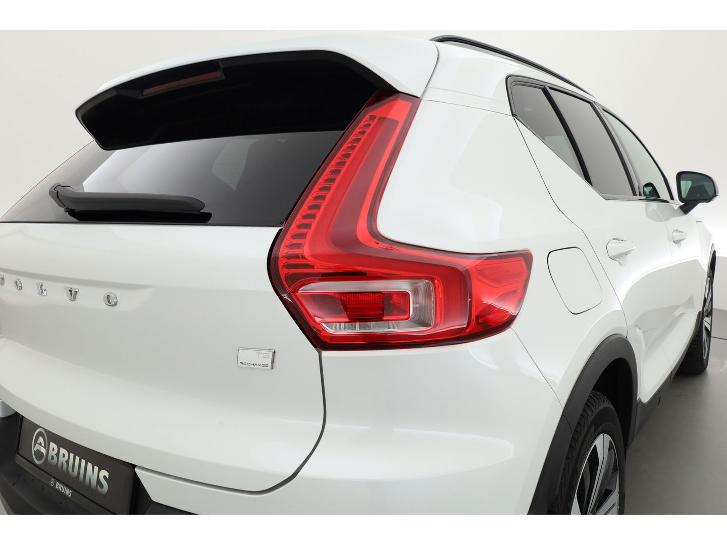 Volvo XC40 1.5 T5 Plug-in hybrid Ultimate Dark | Pano-dak | 360 camera | ACC | Blis | H&K Audio | Voorruitverw. | Sportstoelen |