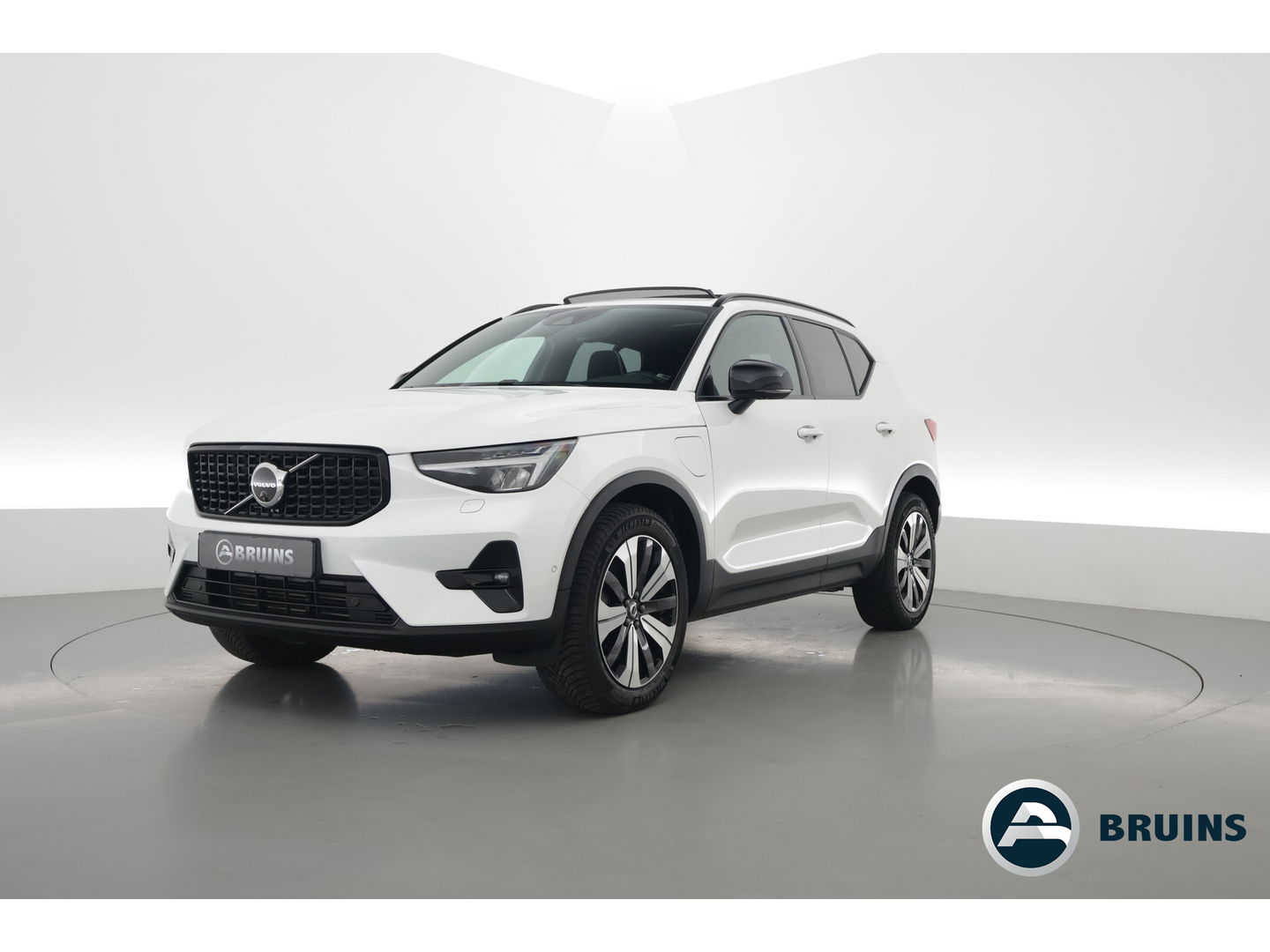 Volvo XC40 1.5 T5 Plug-in hybrid Ultimate Dark | Pano-dak | 360 camera | ACC | Blis | H&K Audio | Voorruitverw. | Sportstoelen |