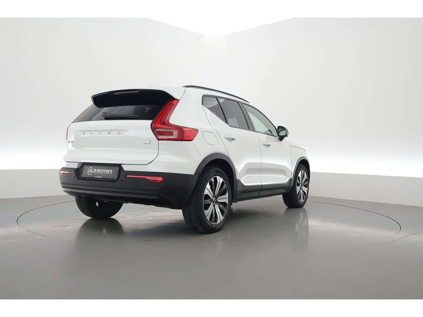 Volvo XC40 1.5 T5 Plug-in hybrid Ultimate Dark | Pano-dak | 360 camera | ACC | Blis | H&K Audio | Voorruitverw. | Sportstoelen |