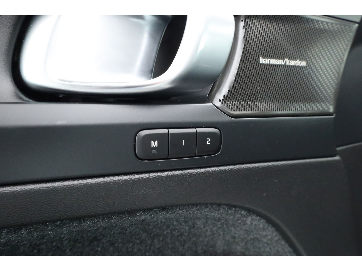 Volvo XC40 1.5 T5 Plug-in hybrid Ultimate Dark | Pano-dak | 360 camera | ACC | Blis | H&K Audio | Voorruitverw. | Sportstoelen |