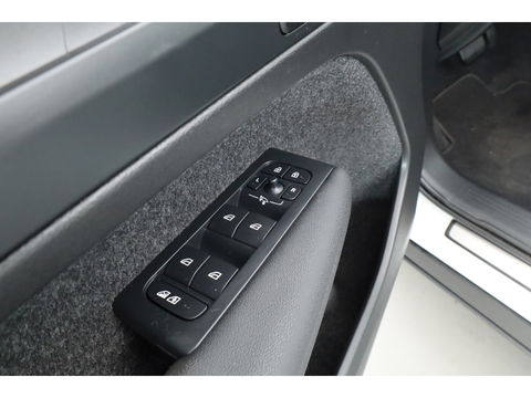Volvo XC40 1.5 T5 Plug-in hybrid Ultimate Dark | Pano-dak | 360 camera | ACC | Blis | H&K Audio | Voorruitverw. | Sportstoelen |