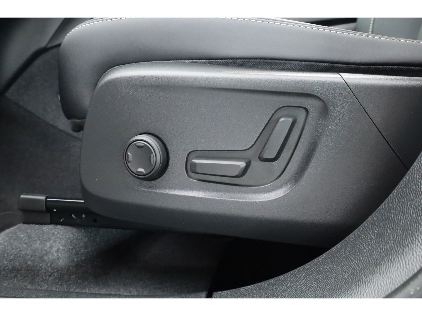 Volvo XC40 1.5 T5 Plug-in hybrid Ultimate Dark | Pano-dak | 360 camera | ACC | Blis | H&K Audio | Voorruitverw. | Sportstoelen |