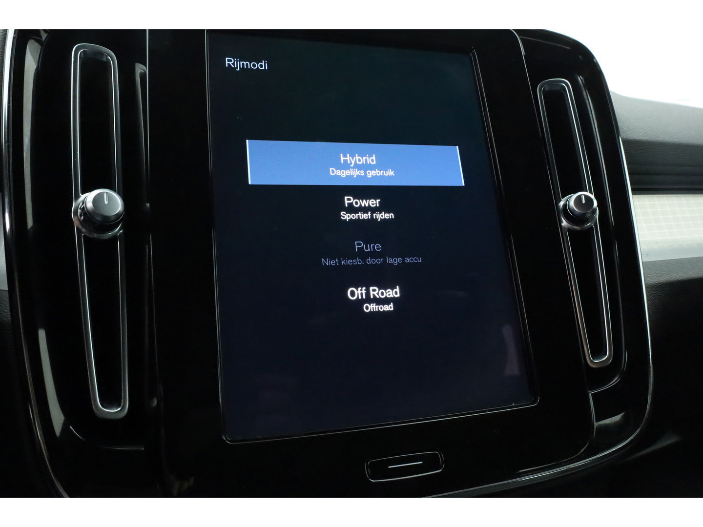 Volvo XC40 1.5 T4 Plug-in hybrid Plus Bright | Facelift | trekhaak | H&K Audio | carplay | stoel & stuur verwarming | Memory |