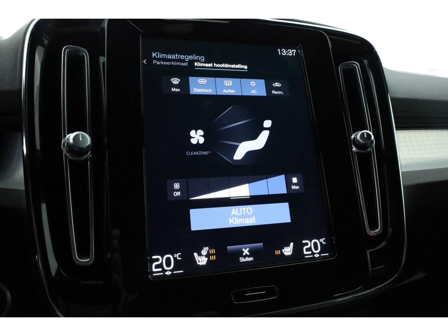 Volvo XC40 1.5 T4 Plug-in hybrid Plus Bright | Facelift | trekhaak | H&K Audio | carplay | stoel & stuur verwarming | Memory |