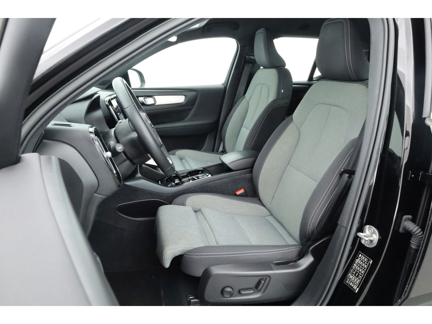 Volvo XC40 1.5 T4 Plug-in hybrid Plus Bright | Facelift | trekhaak | H&K Audio | carplay | stoel & stuur verwarming | Memory |