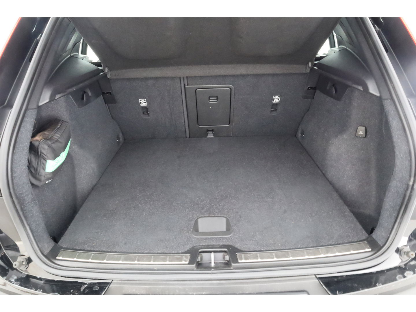 Volvo XC40 1.5 T4 Plug-in hybrid Plus Bright | Facelift | trekhaak | H&K Audio | carplay | stoel & stuur verwarming | Memory |