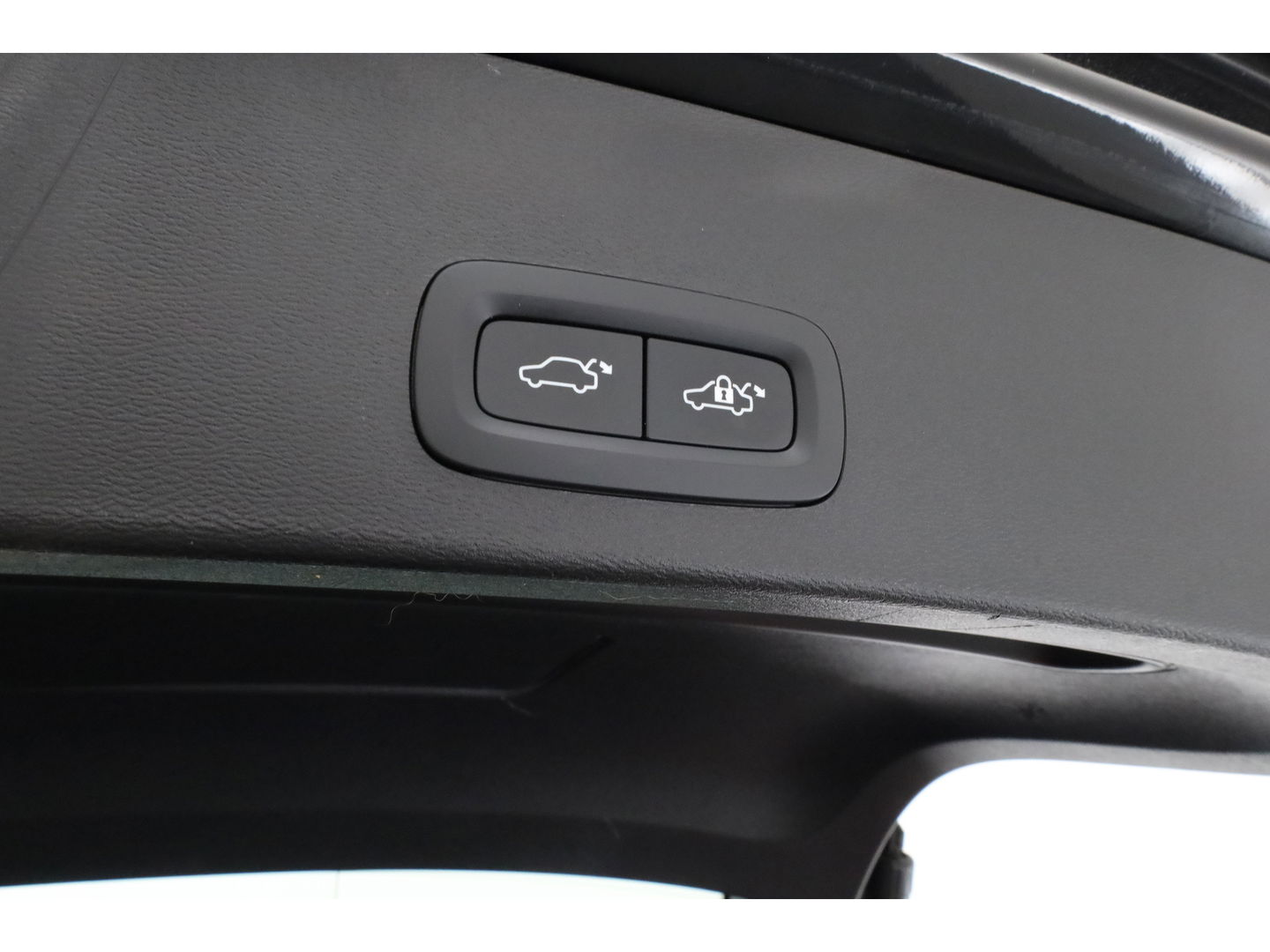 Volvo XC40 1.5 T4 Plug-in hybrid Plus Bright | Facelift | trekhaak | H&K Audio | carplay | stoel & stuur verwarming | Memory |