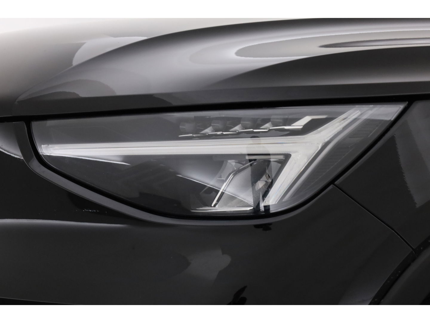 Volvo XC40 1.5 T4 Plug-in hybrid Plus Bright | Facelift | trekhaak | H&K Audio | carplay | stoel & stuur verwarming | Memory |