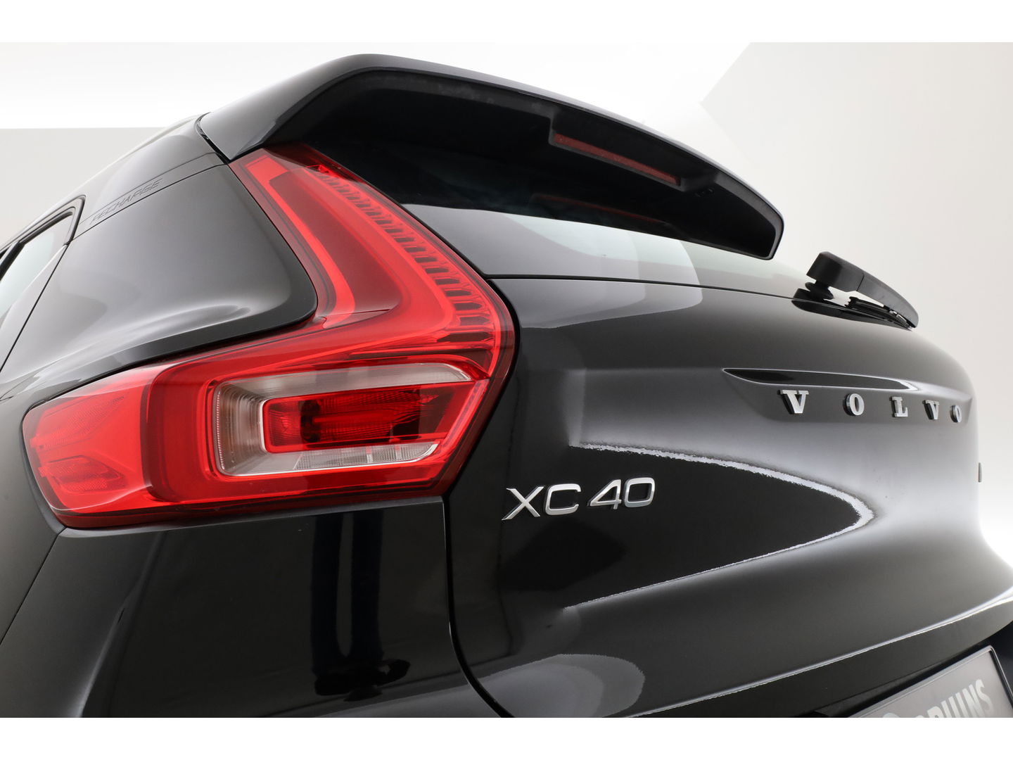 Volvo XC40 1.5 T4 Plug-in hybrid Plus Bright | Facelift | trekhaak | H&K Audio | carplay | stoel & stuur verwarming | Memory |