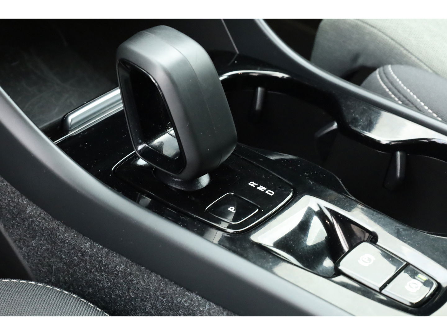 Volvo XC40 1.5 T4 Plug-in hybrid Plus Bright | Facelift | trekhaak | H&K Audio | carplay | stoel & stuur verwarming | Memory |