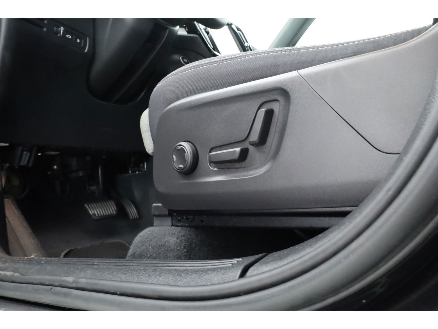 Volvo XC40 1.5 T4 Plug-in hybrid Plus Bright | Facelift | trekhaak | H&K Audio | carplay | stoel & stuur verwarming | Memory |