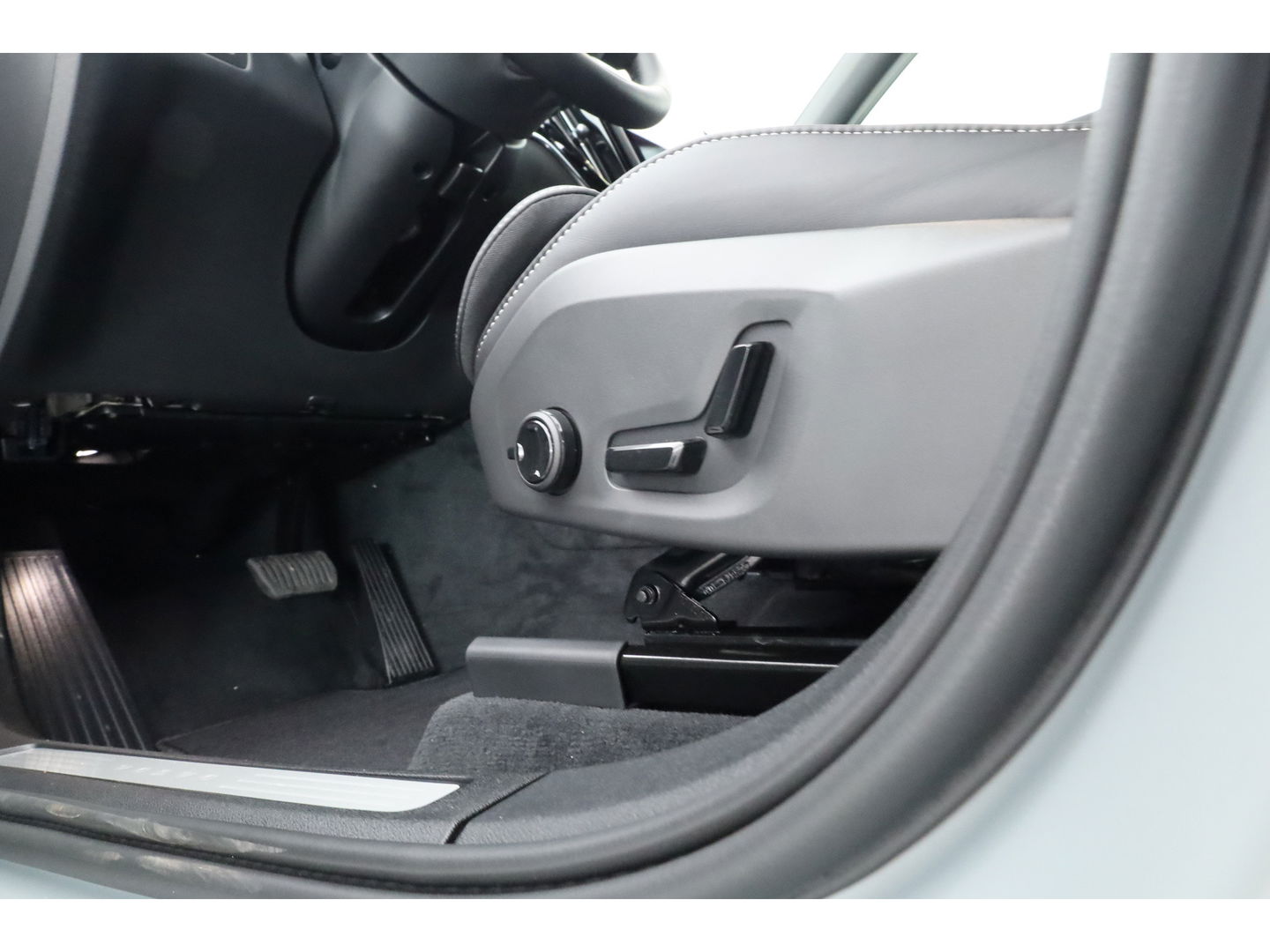 Volvo XC60 2.0 T8 Plug-in hybrid AWD Ultra Black Edition | Pano-dak | H&K Audio | Head up | Gelaagd Glas | Blis | ACC | 360 camera |