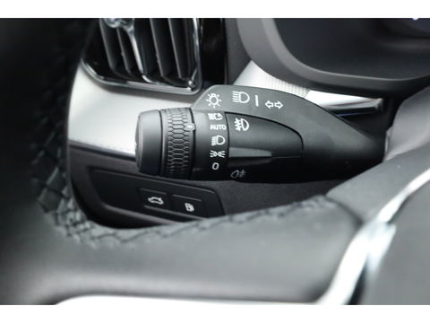 Volvo XC60 2.0 T8 Plug-in hybrid AWD Ultra Black Edition | Pano-dak | H&K Audio | Head up | Gelaagd Glas | Blis | ACC | 360 camera |