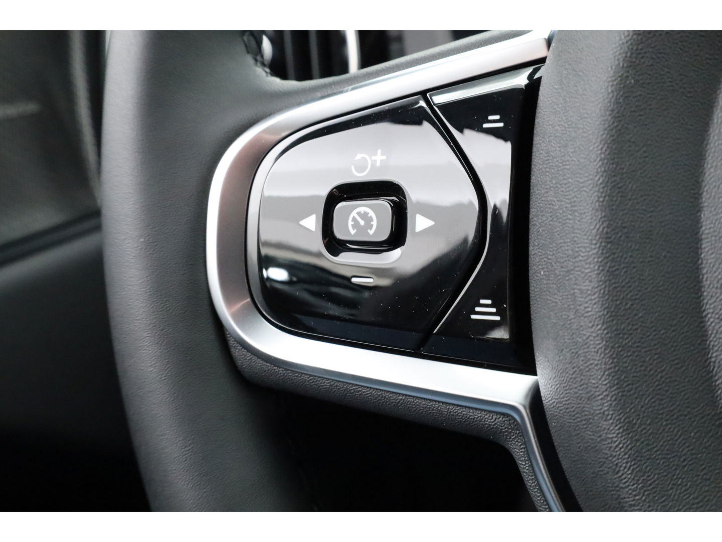 Volvo XC60 2.0 T8 Plug-in hybrid AWD Ultra Black Edition | Pano-dak | H&K Audio | Head up | Gelaagd Glas | Blis | ACC | 360 camera |