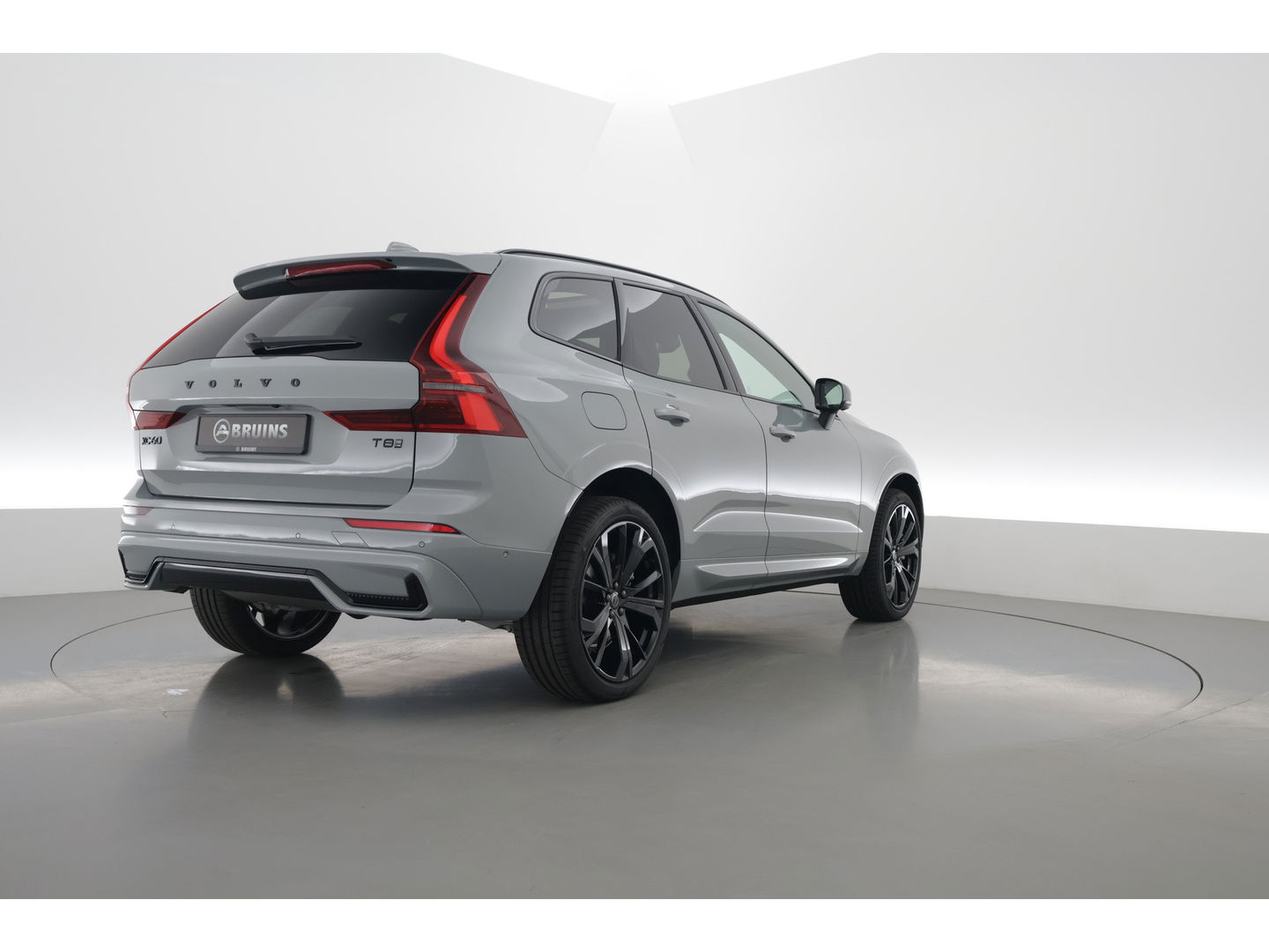 Volvo XC60 2.0 T8 Plug-in hybrid AWD Ultra Black Edition | Pano-dak | H&K Audio | Head up | Gelaagd Glas | Blis | ACC | 360 camera |