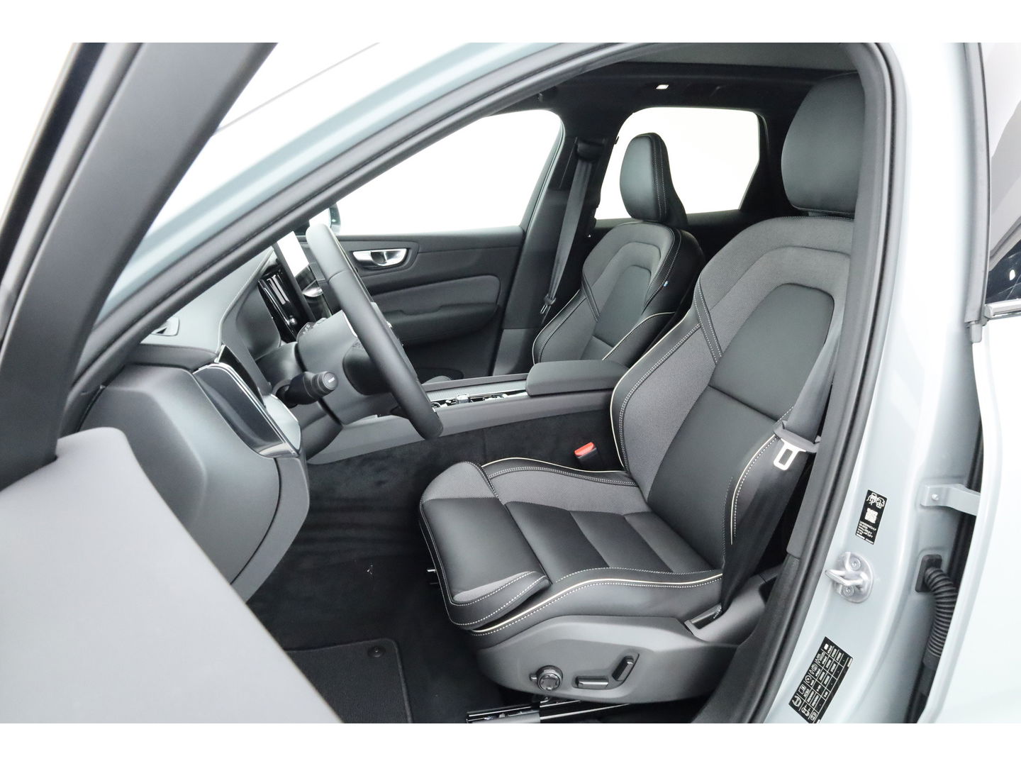 Volvo XC60 2.0 T8 Plug-in hybrid AWD Ultra Black Edition | Pano-dak | H&K Audio | Head up | Gelaagd Glas | Blis | ACC | 360 camera |