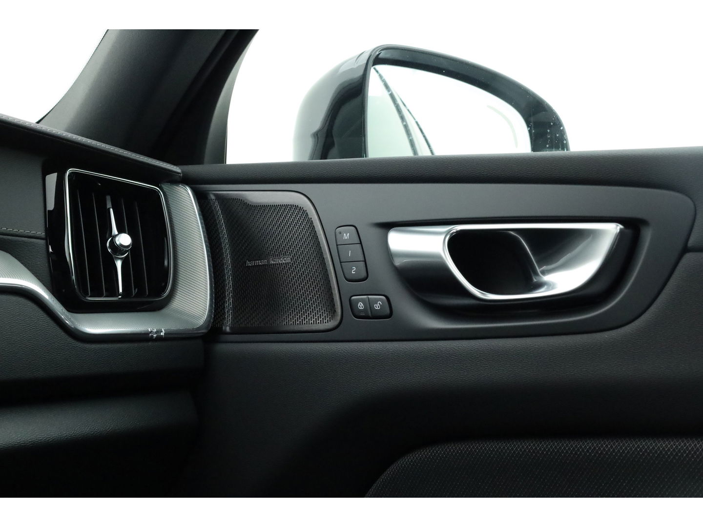 Volvo XC60 2.0 T8 Plug-in hybrid AWD Ultra Black Edition | Pano-dak | H&K Audio | Head up | Gelaagd Glas | Blis | ACC | 360 camera |