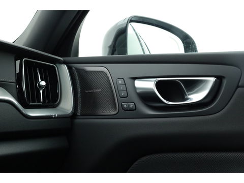 Volvo XC60 2.0 T8 Plug-in hybrid AWD Ultra Black Edition | Pano-dak | H&K Audio | Head up | Gelaagd Glas | Blis | ACC | 360 camera |