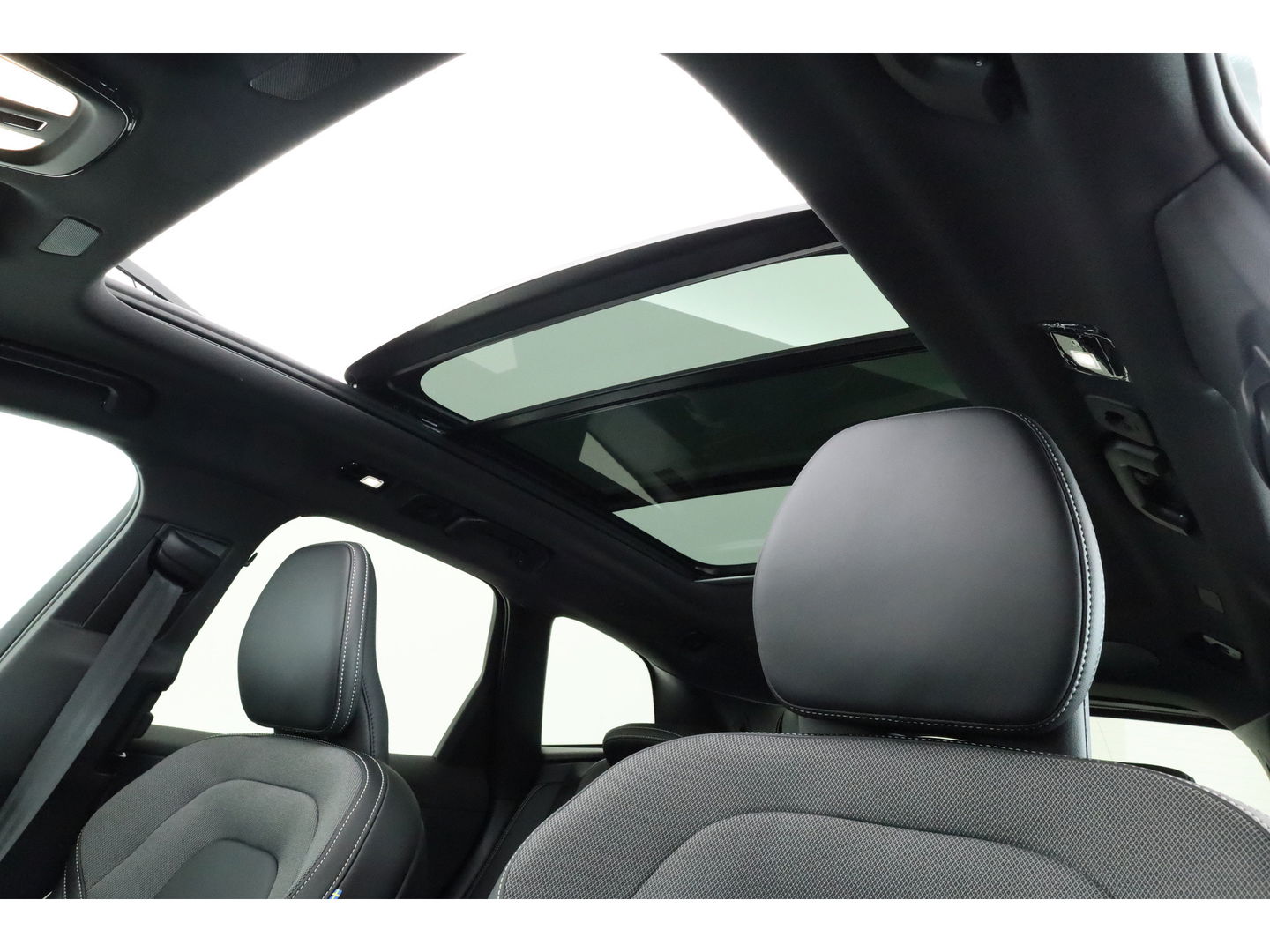 Volvo XC60 2.0 T8 Plug-in hybrid AWD Ultra Black Edition | Pano-dak | H&K Audio | Head up | Gelaagd Glas | Blis | ACC | 360 camera |